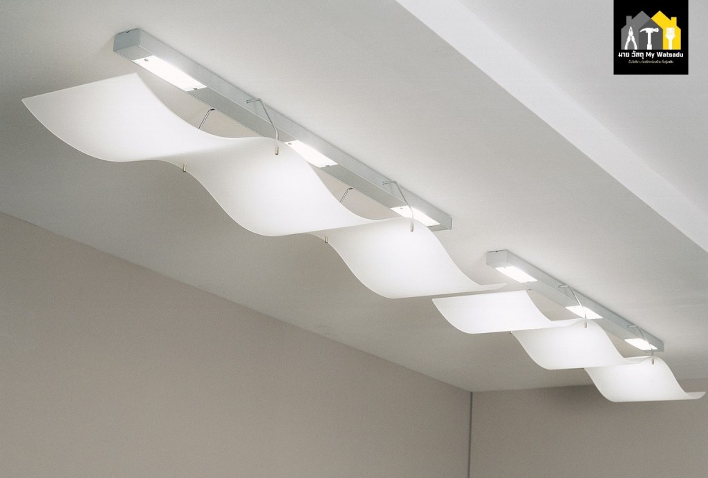 
รอยร้าวบนฝ้า เกิดจากอะไร? เจาะลึกสาเหตุและวิธีแก้ไขอย่างตรงจุด

หากคุณเคยเงยหน้าขึ้นไปดูเพดาน แล้วพบว่ามีรอยร้าวบางๆ บนฝ้า ไม่ว่าจะเป็นรอยเส้นตรงเล็กๆ หรือรอยที่ขยายต่อเนื่องเป็นแนวยาว บางครั้งอาจเริ่มจากแค่เส้นบางจางๆ แต่ไม่นานกลับกลายเป็นรอยร้าวชัดเจน หรืออาจตามมาด้วยฝ้าพอง ฝ้าแตก หรือเกิดความชื้นซึม คำถามที่หลายคนสงสัยคือ…
รอยร้าวบนฝ้าเพดานเกิดจากอะไร? เป็นอันตรายไหม? ควรซ่อมหรือเปลี่ยนใหม่? บทความนี้ mywatsadu.com จะพาไปรู้จักสาเหตุของรอยร้าวบนฝ้าทุกกรณี พร้อมแนะนำแนวทางตรวจสอบ ซ่อมแซม และป้องกันไม่ให้เกิดซ้ำ ด้วยข้อมูลที่เจ้าของบ้านทั่วไปก็เข้าใจได้ง่าย และนำไปใช้จริงได้ทันที
ฝ้าเพดานมีกี่ประเภท? แต่ละแบบมีโอกาสแตกร้าวต่างกันไหม?
ก่อนอื่น เราควรเข้าใจก่อนว่า “ฝ้าเพดาน” ในบ้านมีหลายชนิด ซึ่งแต่ละประเภทมีความแข็งแรง และโอกาสแตกร้าวไม่เท่ากัน
1. ฝ้าแผ่นยิปซัม (Gypsum Board)
– นิยมใช้มากที่สุด ทั้งในบ้านพักอาศัย คอนโด และอาคารทั่วไป
– ติดตั้งด้วยโครงคร่าวเหล็กและใช้สกรูยิงแผ่น
– จุดอ่อน: ไม่ทนความชื้น และหากติดตั้งไม่เรียบ อาจเกิดรอยร้าวที่รอยต่อแผ่นได้ง่าย
2. ฝ้าไฟเบอร์ซีเมนต์
– ทนชื้นและแข็งแรงกว่าแบบยิปซัม เหมาะกับพื้นที่ชื้น เช่น ห้องน้ำ ห้องครัว
– แต่หากโครงเหล็กติดตั้งไม่ดี หรือเกิดแรงดันจากด้านบน ก็อาจร้าวได้เช่นกัน
3. ฝ้าไม้หรือไม้เทียม
– มีความสวยงามแบบธรรมชาติ แต่เมื่ออากาศเปลี่ยน หรือมีการขยาย/หดตัวจากอุณหภูมิ อาจเกิดการแตกร้าวหรือแยกตัว
รอยร้าวบนฝ้า เกิดจากอะไร?
1. การติดตั้งฝ้าผิดวิธี
– ใช้โครงคร่าวผิดขนาด
– เว้นระยะไม่ถูกต้อง
– ไม่ใช้เทปปิดรอยต่อ
– ปาดโป๊วไม่เรียบ
– สกรูยิงลึกเกินไป
ผลลัพธ์: เมื่อฝ้าเริ่มยืด-หดตัวตามธรรมชาติ ก็จะเริ่มเกิดรอยร้าวที่จุดต่อของแผ่น หรือบริเวณที่สกรูยึดแน่นเกินไป
2. การหดตัวของวัสดุ
– ฝ้าแผ่นยิปซัมหรือไฟเบอร์ซีเมนต์มีคุณสมบัติยืดหดได้เล็กน้อยตามอุณหภูมิและความชื้น
– หากติดตั้งตอนอากาศร้อนจัด แล้วอากาศเย็นลง จะเกิดการหดตัวจนเกิดรอยร้าวได้
3. ฝ้าโดนแรงกระแทกจากด้านบน
– เดินบนโครงหลังคา
– เก็บของหนักบนฝ้า
– งานซ่อมบำรุงช่างอาจเหยียบผิดจุด
แรงเหล่านี้สามารถทำให้ฝ้าเกิดการโก่งตัวหรือแตกร้าวจากด้านในได้
4. บ้านทรุดตัว
– หากโครงสร้างหลักของบ้านทรุดไม่เท่ากัน โดยเฉพาะในบ้านที่ปลูกบนดินอ่อน อาจทำให้โครงฝ้าบิดตัว
– ทำให้เกิดรอยร้าวเป็นแนวเฉียง หรือร้าวยาวตลอดแนวผนังต่อฝ้า
5. ความชื้นและน้ำรั่วซึม
– ฝ้าที่โดนน้ำซึมจากหลังคารั่ว หรือจากท่อแอร์ที่รั่ว อาจทำให้แผ่นบวมและแตกร้าว
– มักพบในบ้านที่ฝ้าเริ่มมีคราบน้ำ ก่อนจะเกิดรอยร้าวตามมา
รอยร้าวบนฝ้า อันตรายไหม?
คำตอบคือ ขึ้นอยู่กับลักษณะของรอยร้าว
ไม่อันตราย (ซ่อมง่าย)
รอยร้าวบางๆ ที่แนวต่อของแผ่นฝ้า
รอยร้าวจากการหดตัวของวัสดุ
ไม่มีน้ำซึมหรือความชื้นร่วม
ควรระวัง
รอยร้าวเฉียงหรือซิกแซก
รอยร้าวที่ขยายตัวต่อเนื่อง
ฝ้าที่เริ่มพองหรือมีคราบน้ำ
รอยร้าวร่วมกับฝ้าแอ่นตัวลงมา
หากพบรอยร้าวร่วมกับเสียงแตกร้าว หรือมีน้ำหยดผ่าน ควรตรวจสอบโครงสร้างหลังคาและระบบท่อแอร์ทันที
วิธีตรวจสอบรอยร้าวบนฝ้าเบื้องต้น
ใช้ไฟฉายส่องเฉียง เพื่อดูแนวรอยร้าวชัดเจนขึ้น
ใช้บัตรแข็งหรือเหรียญขูดเบาๆ เพื่อเช็กว่ารอยลึกถึงเนื้อวัสดุหรือไม่
ดูความต่อเนื่องของรอย ถ้าเป็นแนวยาวมากกว่า 30–50 ซม. และขยายตัว ควรพิจารณาซ่อมทันที
เช็กคราบน้ำ หากมีคราบเหลือง คราบชื้นบนฝ้า บ่งบอกว่าอาจมีน้ำรั่วจากด้านบน
วิธีซ่อมรอยร้าวบนฝ้าแต่ละประเภท
กรณีรอยร้าวเล็กน้อย (ไม่ลึก ไม่มีน้ำรั่ว)
ขูดรอยร้าวให้เปิดปากเล็กน้อย
ใช้วัสดุอุดรอยร้าวอะคริลิก
ขัดให้เรียบ และทาสีฝ้าทับ
กรณีรอยร้าวที่มีความลึก หรือร้าวแนวยาว
ใช้เทปปิดรอยต่อ (Joint Tape) เสริม
โป๊วด้วยวัสดุสำหรับฝ้าเพดานโดยเฉพาะ เช่น TOA Wall Seal
ขัดเรียบและทาสีใหม่ทั้งแผ่นเพื่อให้กลมกลืน
กรณีฝ้ามีคราบน้ำหรือความชื้น
ตรวจหาต้นตอของน้ำรั่ว เช่น หลังคา รางน้ำ ท่อน้ำแอร์
แก้ไขจุดรั่วก่อน
เปลี่ยนแผ่นฝ้าใหม่ในบริเวณที่เสียหาย
ติดตั้งฝ้าใหม่และทาสีรองพื้นกันชื้น เช่น Beger Shield Sealer
สินค้าแนะนำจาก mywatsadu.com สำหรับซ่อมรอยร้าวบนฝ้า
ประเภทสินค้า
รุ่นแนะนำ
คุณสมบัติ
วัสดุอุดรอยร้าว
Jorakay Acrylic Filler
ยืดหยุ่นดี เหมาะกับฝ้าเพดาน
เทปปิดรอยต่อ
TOA Joint Tape
ปิดรอยต่อแผ่นฝ้า ป้องกันรอยซ้ำ
สีรองพื้นกันชื้น
Beger Shield Sealer
ป้องกันน้ำซึมและความชื้น
สีทาฝ้า
Nippon Paint Ceiling White
ให้สีขาวนวล เรียบเนียน ไม่สะท้อนแสง
สั่งซื้อสินค้าซ่อมแซมบ้านได้ที่ LAZADA | SHOPEE 
แนวทางป้องกันไม่ให้ฝ้าเพดานร้าวซ้ำ
เลือกช่างติดตั้งฝ้าที่มีประสบการณ์
ใช้โครงคร่าวที่ได้มาตรฐาน เช่น โครงซีไลน์แบบหนา
เว้นระยะห่างของแผ่นฝ้าให้พอดี และติดตั้งเทปตามรอยต่อทุกจุด
หมั่นตรวจสอบหลังคาและท่อแอร์เป็นประจำ โดยเฉพาะก่อนฤดูฝน
เลือกใช้ฝ้าที่เหมาะสมกับพื้นที่ เช่น ห้องน้ำควรใช้ไฟเบอร์ซีเมนต์ที่ทนชื้น
สรุปรอยร้าวบนฝ้าแบบไหนไม่ควรละเลย
รอยร้าวบนฝ้าเพดานแม้จะดูเล็กน้อยในตอนแรก แต่หากไม่รีบแก้ไข อาจลุกลามจนกลายเป็นปัญหาใหญ่ได้ ไม่ว่าจะเป็นฝ้าพัง น้ำรั่ว หรือความเสียหายต่อโครงสร้างบ้าน
เจ้าของบ้านควรตรวจสอบเป็นระยะ หากพบรอยร้าวควรซ่อมให้ถูกวิธี เลือกวัสดุที่เหมาะสม และที่สำคัญที่สุดคือ
หากมีความชื้น น้ำรั่ว หรือโครงสร้างบ้านทรุด ควรรีบปรึกษาช่างผู้เชี่ยวชาญก่อนจะสายเกินไป
mywatsadu.com พร้อมให้คำแนะนำและคัดสรรวัสดุก่อสร้างที่ตอบโจทย์เรื่องฝ้า รอยร้าว น้ำรั่ว และทุกปัญหางานช่าง
ให้คุณซ่อมบ้านอย่างมืออาชีพ ด้วยของดี มีมาตรฐาน ส่งถึงที่